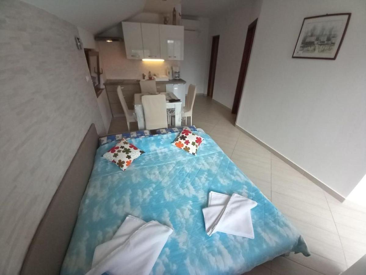 Apartmani Gracijela Karlobag Exterior photo