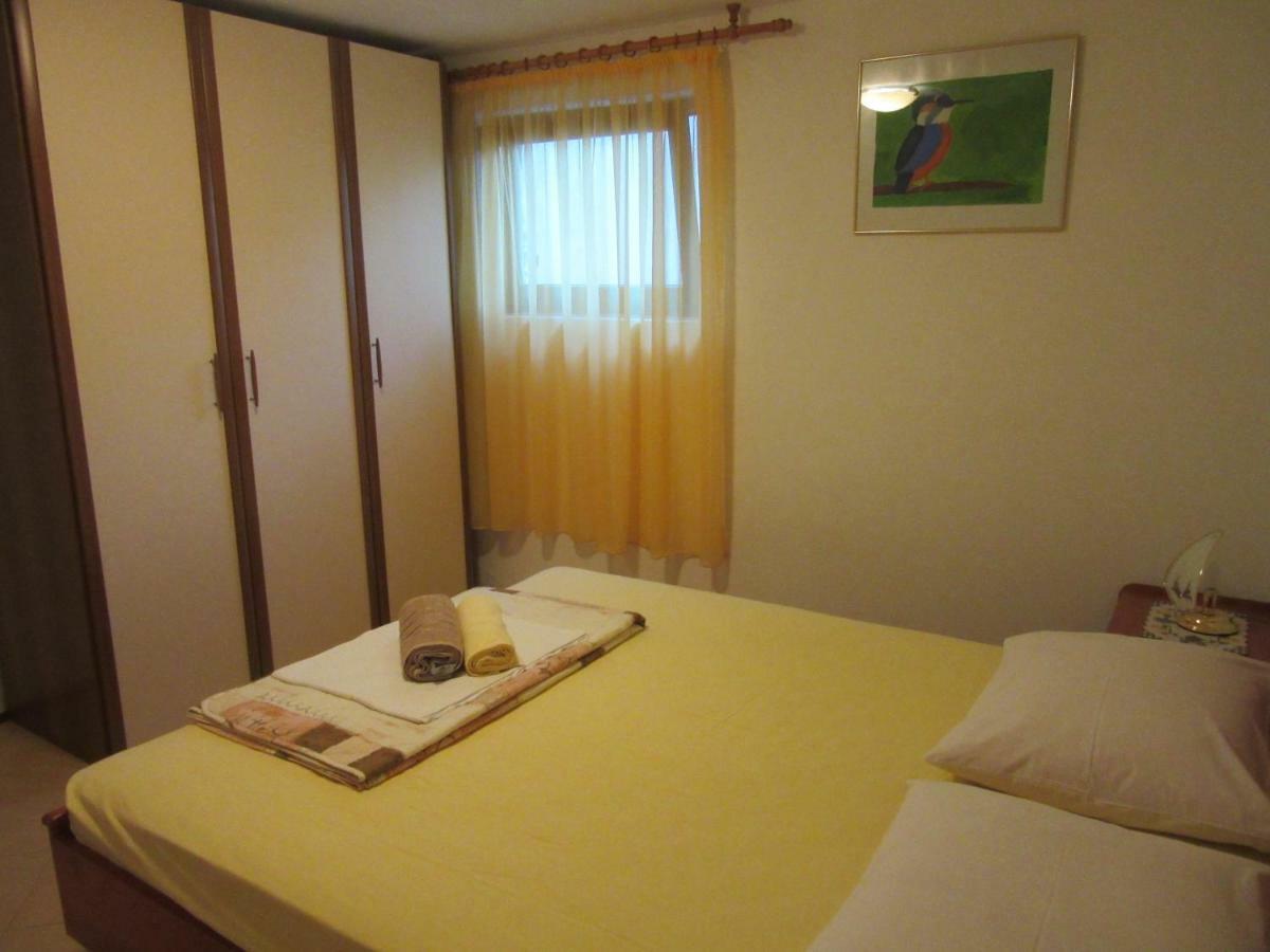Apartmani Gracijela Karlobag Exterior photo